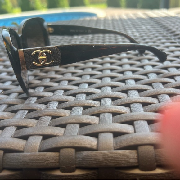 CHANEL 5234-Q sunglasses in tortoise shell with signature gold CC logo - Picture 4 of 9